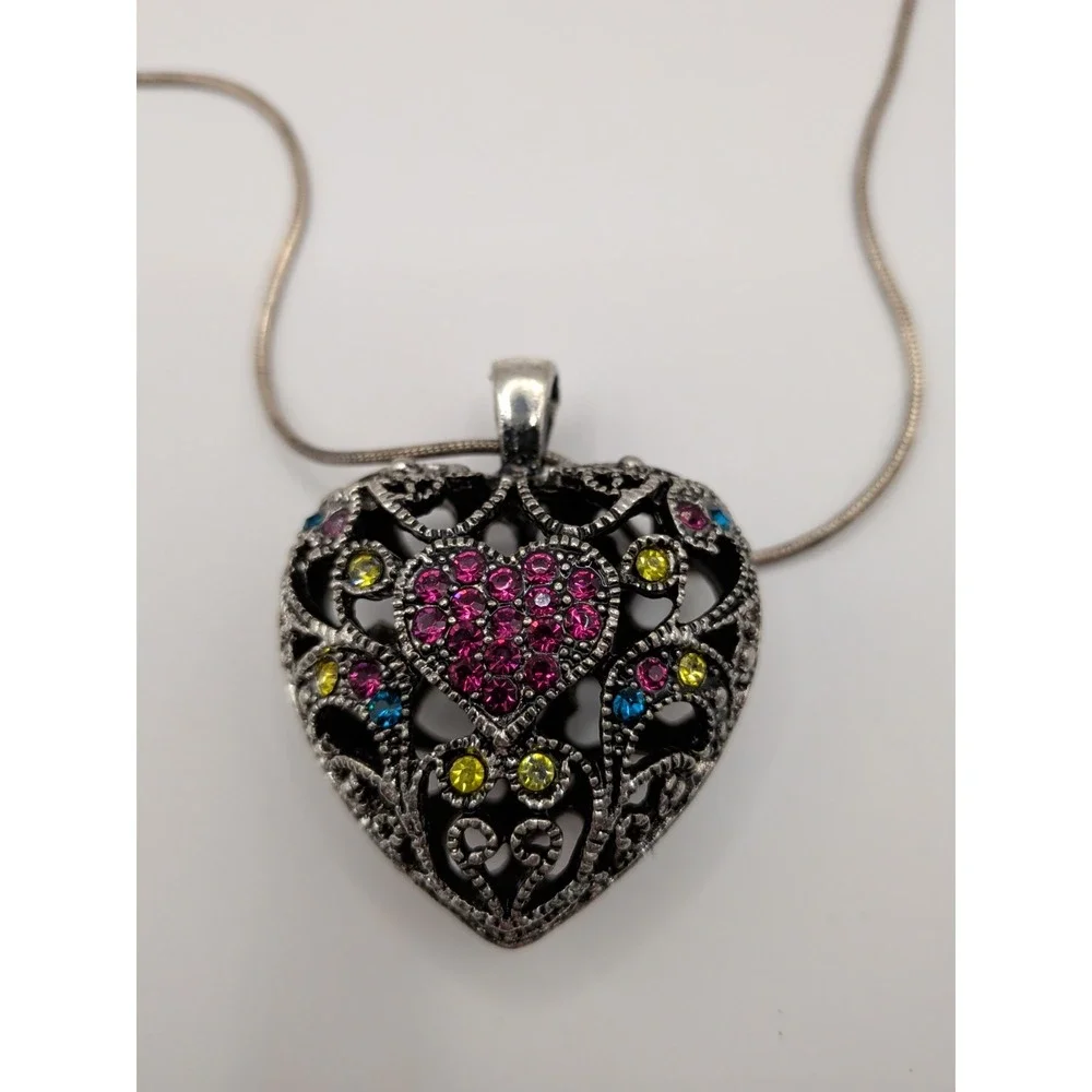 Vintage Heart Pendant Necklace With Multicolored Stones‎